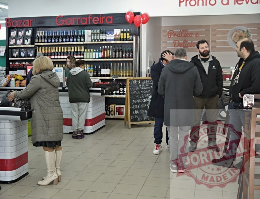 Customers shopping and working at grocery store in Portugal | Customers and staff interacting inside a local grocery store or small supermarket - Realisiert mit Pictrs.com