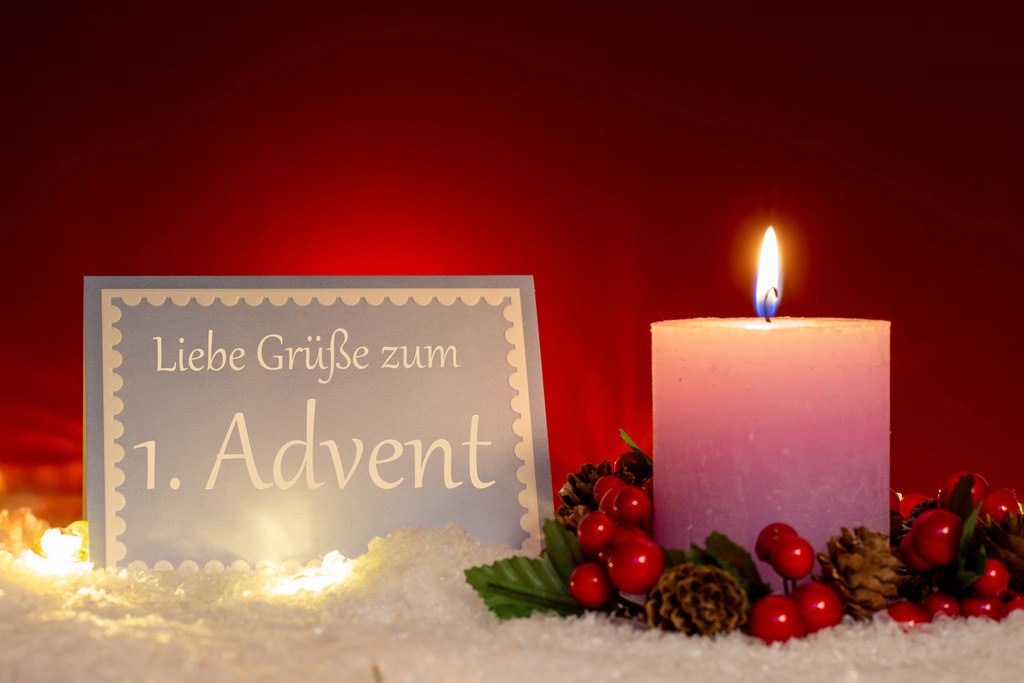 Grüße zum 1. Advent: Grußkarte mit der Aufschrift LIEBE GRÜSSE ZUM 1. ADVENT neben einer Kerze (digital nachbearbeitet) | Grüße zum 1. Advent: Grußkarte mit der Aufschrift LIEBE GRÜSSE ZUM 1. ADVENT neben einer Kerze (digital nachbearbeitet) - Realisiert mit Pictrs.com