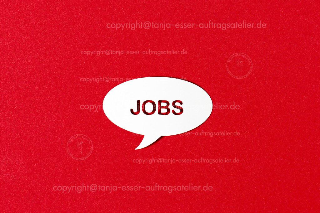 Jobs D | Englischer Text Jobs in einer Sprechblase aus Papier ausgestanzt vor rotem Hintergrund. 