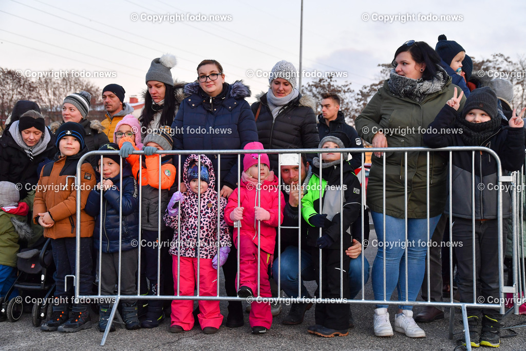 Coca Cola Weihnachtstruck in Linz_ 13.12.2022-4 | 13.12.2022, Linz, AUT, Maxi Markt Linz, im Bild Coca Cola Weihnachtstruck in Linz 2022, warten auf den Truck, Menschen, Besucher, Kinder