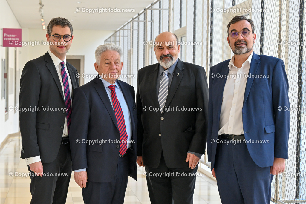 Pressekonferenz ProOriente_ Die Veränderung der Epoche-Herausforderung für die Christen_ 09.03.2023-47 | 09.03.2023, Presseclub Linz, AUT, Pressekonferenz Pro Oriente, Die Veraenderung der Epoche-Herausforderung fuer die Christen, im Bild Florian Wegscheider (Generalsekretar PRO ORIENTE Ooe), LH a.D. Josef Puehringer (Vorsitzender von PRO ORIENTE Sektion Linz), Tomáš Halík (Professor für Soziologie an der Karlsuniversitaet in Prag), Helmut Außerwoeger (Direktor des Bildungshauses Schloss Puchberg)

