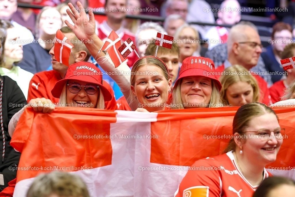 EHF16012602008 | 16.01.2026, Handball, Men's EHF EURO 2026, Dänemark - Nordmazedonien, Jyske Bank Boxen in Herning, Dänemark, Preliminary Round: Gute Laune bei den Fans der dänischen Nationalmannschaft. Die Handballfans freuen sich auf das Spiel in Herning, Feature Freude Fans Fan Zuschauer Besucher