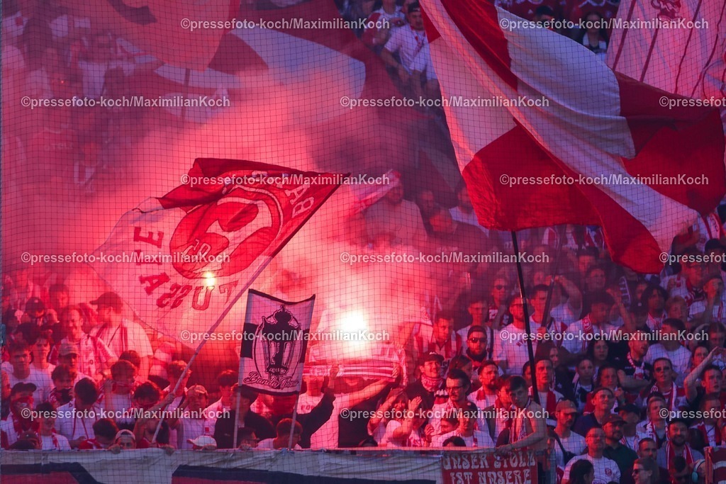 F9510052502201 | 10.05.2025, Fußball, Fortuna Düsseldorf - FC Schalke 04, 2. Fußball Bundesliga, Merkur Spiel-Arena, Saison 2024 2025: Pyrotechnik bengalisches Feuer Feature Tribüne Fans UltrasDFB regulations prohibit any use of photographs as image sequences and or quasi-video.