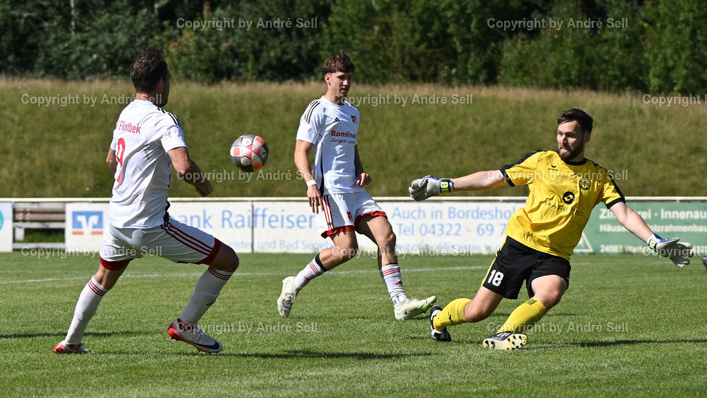 TSV Bordesholm vs. TSV Flintbek | Torben Frahm (Flintbek #9) scheitert beim Stand von 0-5 an Maxim Krüger (Bordesholm #18) / Fußball-Verbandsliga Ost Männer 2025/2026 / TSV Bordesholm vs. TSV Flintbek / Sportanlage Platz A / 24582 Bordesholm / 16.08.25 - Realisiert mit Pictrs.com