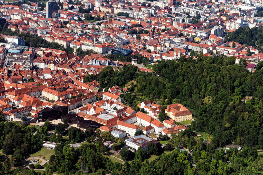 dr__0025610.jpg | GRAZ 25.06.2019 Altstadtbereich und Innenstadtzentrum im Vordergrund Gebäude des Verfassungsschutz und der Polizei in Graz in Steiermark, Österreich. // Old Town area and city center in Vorofgrund Gebaeude of Verfassungsschutz und of Polizei in Graz in Steiermark, Austria. Foto: Daniel Reiter