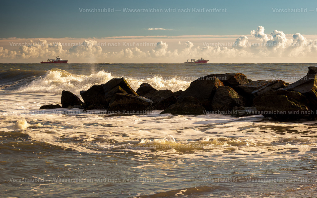 Brandung an Jütlands Küste | mit Fischfang Trawler am Horizont - Realisiert mit Pictrs.com