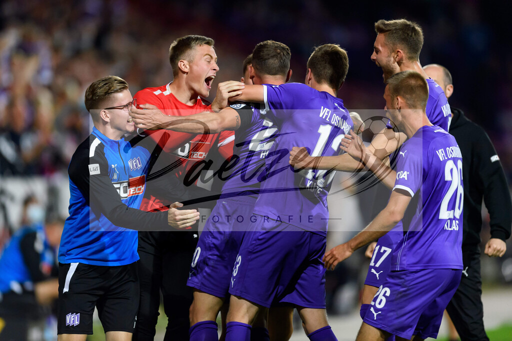 OSNVKO20210906_32 | Fussball, Herren: Marc Heider (VfL Osnabrueck) Torjubel, jubelt mit seiner Mannschaft nach dem Treffer zum 1:0 beim Spiel der 3. Liga zwischen VfL Osnabrueck und FC Viktoria Koeln im Stadion an der Bremer Bruecke am 06.09.2021 in Osnabrueck, Deutschland.DFB / DFL REGULATIONS PROHIBIT ANY USE OF PHOTOGRAPHS AS IMAGE SEQUENCES AND/OR QUASI-VIDEO. - Realisiert mit Pictrs.com