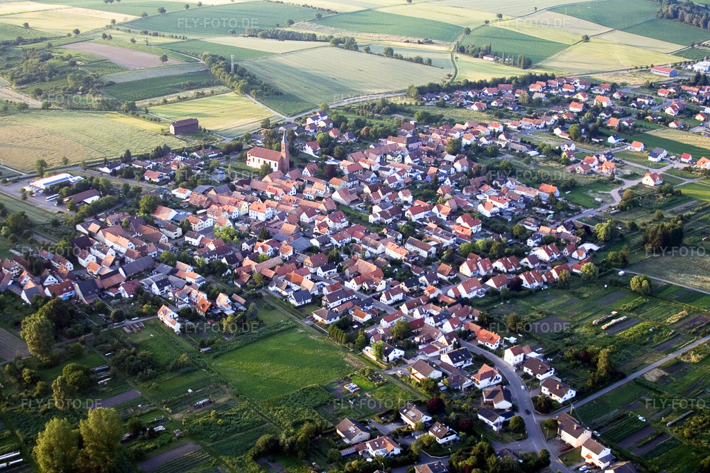 Luftbild: Dorf von Südwesten in Kapsweyer im Bundesland Rheinland-Pfalz in Deutschland. Foto: IMG_3165.jpg vom 30.06.2006 durch Werner Riehm/FLY-FOTO.de
