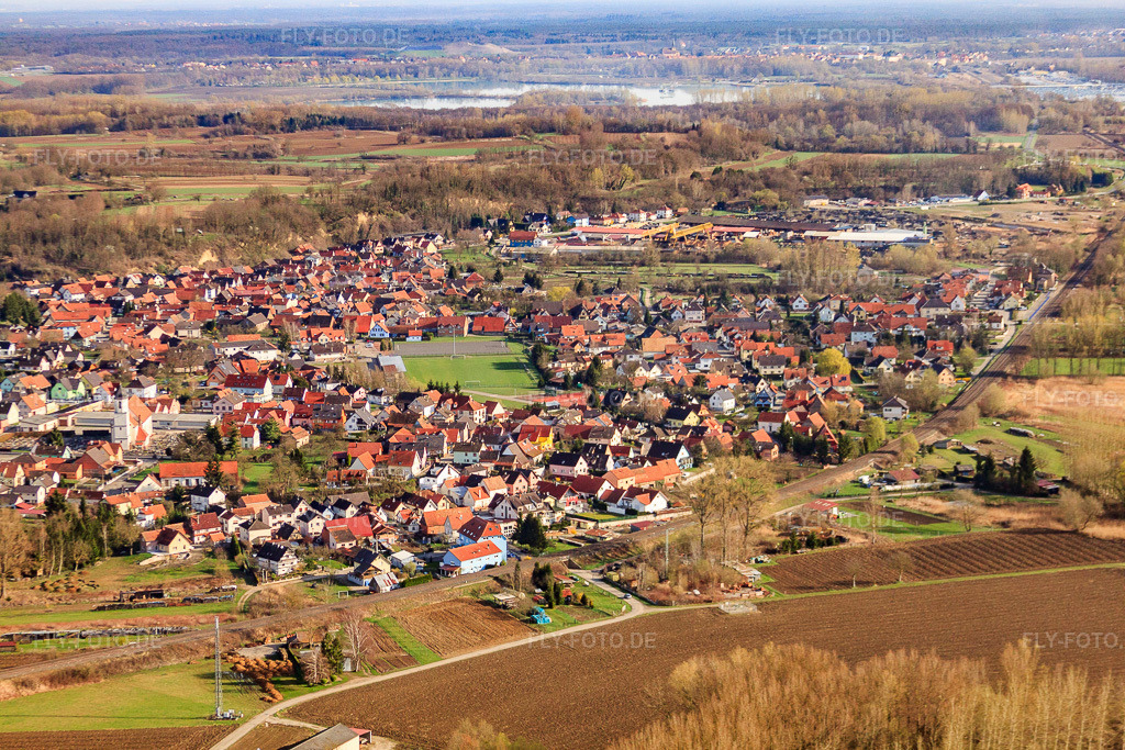 Luftbild: Dorfmitte mit Terrain de football de Mothern in Mothern im Bundesland Bas-Rhin in Frankreich.Foto: IMG_25603.jpg vom 02.04.2010 durch Werner Riehm/FLY-FOTO.deAuflösung des Originals: 4752 x 3168 px