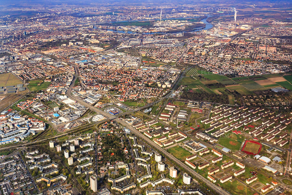 Luftbild: Ehemalige US-Kaserne Franklin Village jenseits der B38 im Ortsteil Käfertal in Mannheim im Bundesland Baden-Württemberg in Deutschland. Foto: IMG_077013.jpg vom 12.04.2015 durch Werner Riehm/FLY-FOTO.de