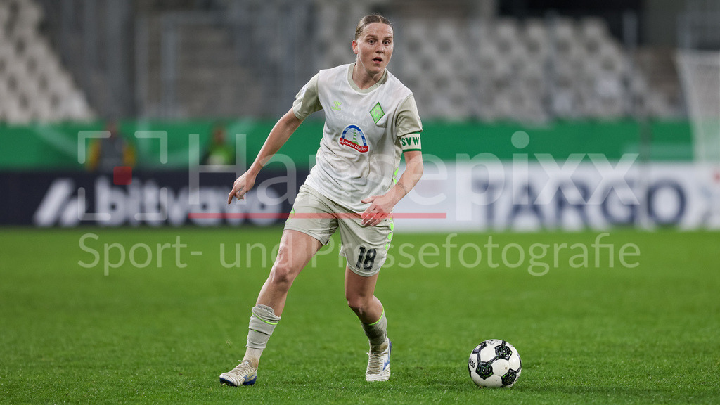 Fussball, DFB-Pokal Frauen, SGS Essen - SV Werder Bremen | Lina Hausicke (SV Werder Bremen, 18) am Ball, Freisteller, Einzelbild, Ganzkörper, Aktion, Action, Spielszene, DIE DFB-RICHTLINIEN UNTERSAGEN JEGLICHE NUTZUNG VON FOTOS ALS SEQUENZBILDER UND/ODER VIDEOÄHNLICHE FOTOSTRECKEN. DFB REGULATIONS PROHIBIT ANY USE OF PHOTOGRAPHS AS IMAGE SEQUENCES AND/OR QUASI-VIDEO.