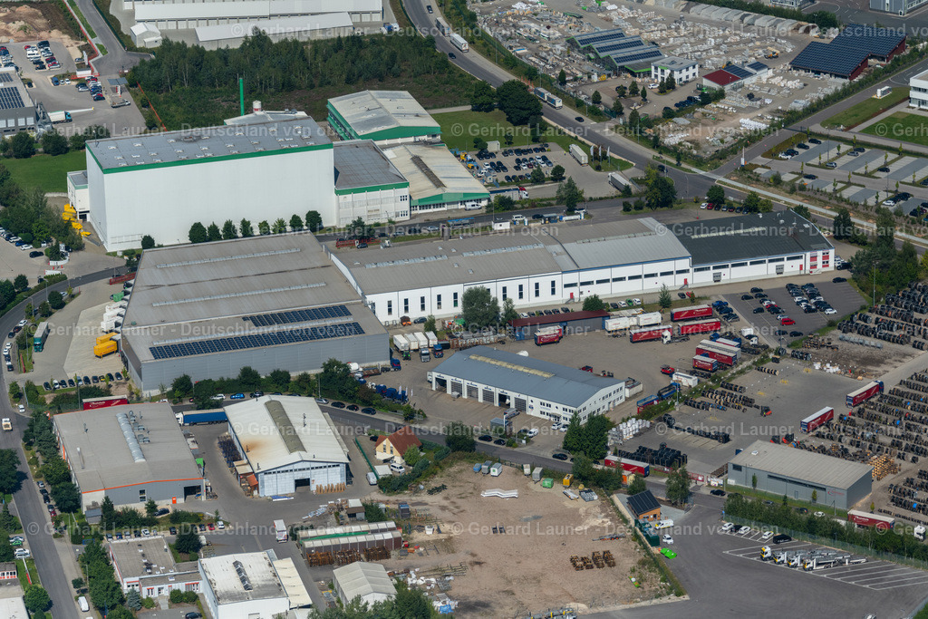 4050716 | ROTH 02.09.2021 Lagerhallen und Speditionsgebäude der "HEINLOTH Holding GmbH & Co.KG" An der Lände in Roth im Bundesland Bayern, Deutschland. // Warehouses and forwarding building der "HEINLOTH Holding GmbH & Co.KG" An of Laende in Roth in the state Bavaria, Germany. Foto: Gerhard Launer