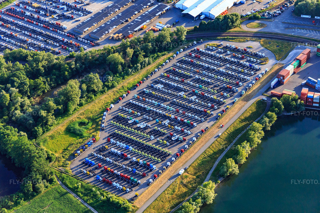Luftbild: Lager für Daimler-LKW an der Hafenstr im Ortsteil Maximiliansau in Wörth im Bundesland Rheinland-Pfalz in Deutschland. Foto: IMG_080862.jpg vom 13.06.2015 durch Werner Riehm/FLY-FOTO.de