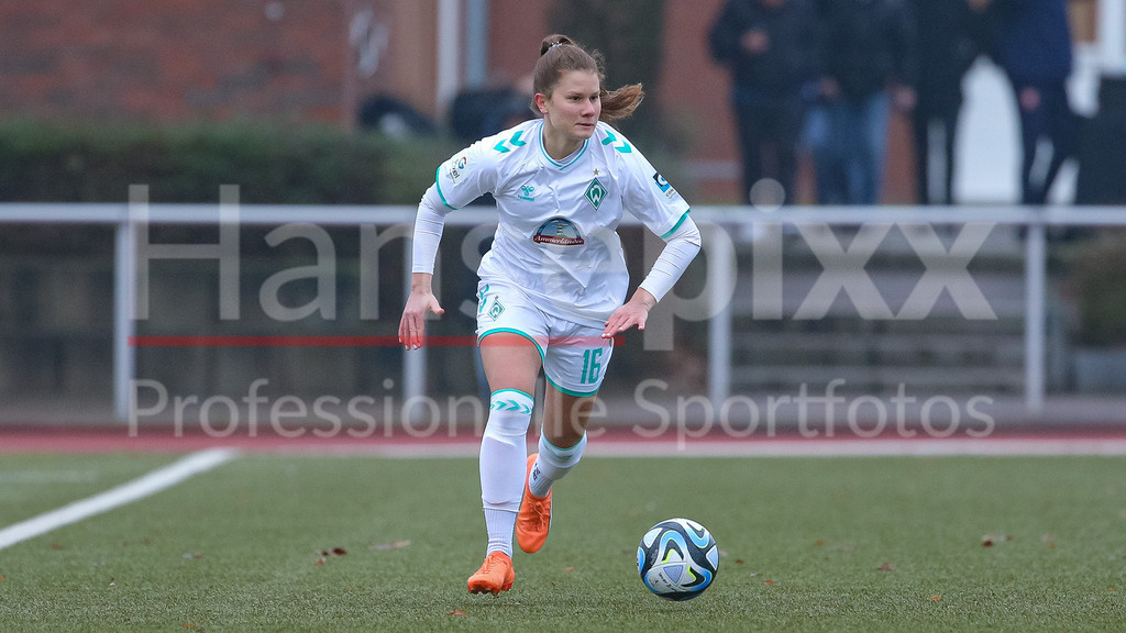 Fussball, Testspiel Frauen, SV Werder Bremen - FC Twente Enschede | v.li.: Emilie Bernhardt (SV Werder Bremen, 16) am Ball, Freisteller, Einzelbild, Ganzkörper, Aktion, Action, Spielszene