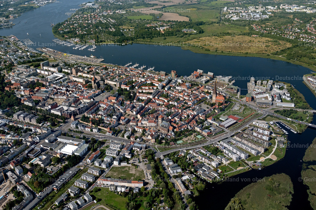4062014 | ROSTOCK 08.09.2021 Altstadtbereich und Innenstadtzentrum am Ufer der Unterwarnow in Rostock im Bundesland Mecklenburg-Vorpommern, Deutschland. Weiterführende Informationen bei: Hanse- und Universitätsstadt Rostock,  Hansestadt Rostock Tourismuszentrale Rostock &amp; Warnemünde,  Stadtwerke Rostock AG. // old Town area and city center on shore of Unterwarnow in Rostock in the state Mecklenburg - Western Pomerania, Germany. Further information at: Hanse- und Universitaetsstadt Rostock,  Hansestadt Rostock Tourismuszentrale Rostock &amp; Warnemuende,  Stadtwerke Rostock AG. Foto: Gerhard Launer
