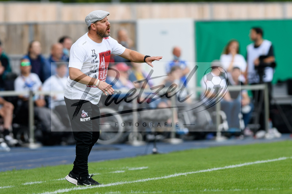 JENKOE20210808_125 | Fussball, Herren: Trainer Steffen Baumgart (1. FC Koeln) gestikuliert beim Spiel der 1. Runde im DFB-Pokal zwischen FC Carl Zeiss Jena und 1. FC Koeln im Ernst-Abbe-Sportfeld am 08.08.2021 in Jena, Deutschland.DFB / DFL REGULATIONS PROHIBIT ANY USE OF PHOTOGRAPHS AS IMAGE SEQUENCES AND/OR QUASI-VIDEO. - Realisiert mit Pictrs.com
