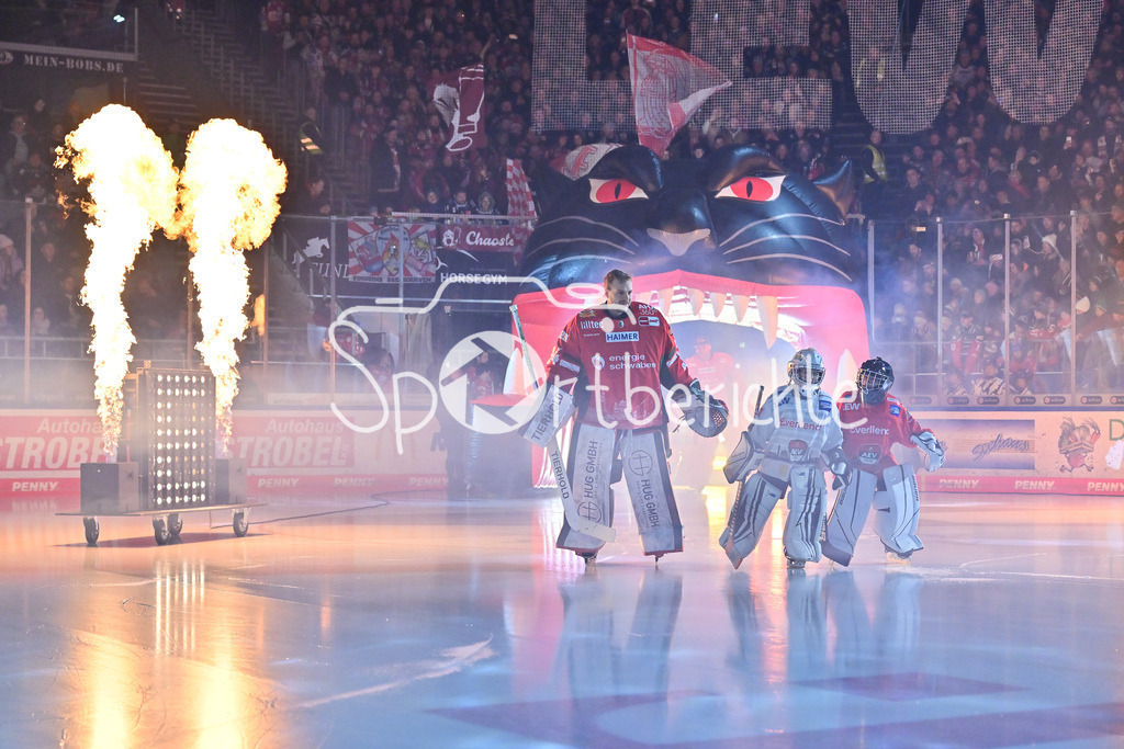 Augsburger Panther - Fischtown Bremerhaven | AUGSBURG, GERMANY - 25. JANUARY: im Bild der Einlauf der Augsburger Panther - zusammen mit der U8 des AEV vor dem Match zwischen den Augsburger Panthern und den Fischtown Pinguins am 43. Spieltag der Penny DEL im Curt Frenzel Stadion - Michael GARTEIG (Augsburger Panther 34)