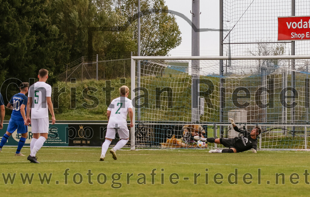 2023-10-14_073_FC_Langengeisling_gegen_TSV_Siegsdorf | Erding, Deutschland, 14.10.2023:
Fußball, Bezirksliga Oberbayern Ost 2023 / 2024, 13. Spieltag, FC Langengeisling gegen TSV Siegsdorf, Endergebnis: 3:0

Maximilian Maier (FC Langengeisling, #10), Markus Humhauser (TSV Siegsdorf, #5), Felix Brandner (TSV Siegsdorf, #2), Torwart Fabian König (TSV Siegsdorf, #1)

Foto: Christian Riedel / fotografie-riedel.net