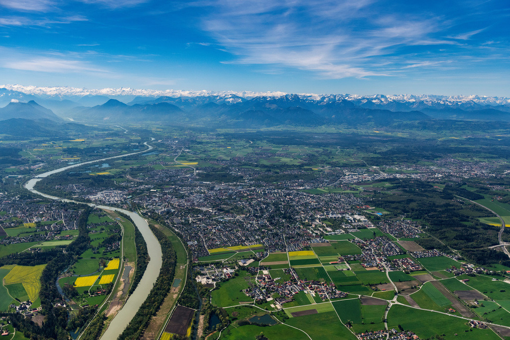 dr__0101152.jpg | ROSENHEIM 04.05.2023 Stadtgebiet mit Außenbezirken und Innenstadtbereich am Ludwigsplatz in Rosenheim mit Blick in die Alpen dem Flussverlauf des Inn folgend im Bundesland Bayern, Deutschland. // City area with outside districts and inner city area on place Ludwigsplatz in Rosenheim in the state Bavaria, Germany. Foto: Daniel Reiter