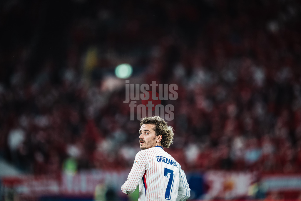 Fußball | Herren | UEFA-Fußball-Europameisterschaft 2024 | Gruppe D | Österreich vs. Frankreich | 17.06.2024 | Antoine Griezmann (#7, Frankreich) schaut zurück