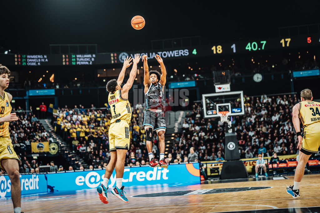 Basketball | Männer | Saison 2025/2026 | easyCredit Basketball Bundesliga | Veolia Towers Hamburg vs. ALBA BERLIN | 14.12.2025 | rechts Ross Williams (#34, Hamburg Towers) beim Wurf gegen Jack Kayil (#7, ALBA Berlin) links