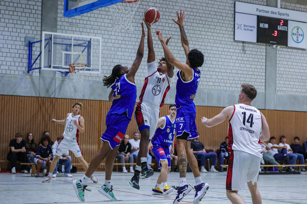 Regio Test BAYER GIANTS vs EN Baskets Schwelm-48 | Fotos von Basketballspielen aus dem Raum NRW fotografiert von Gero Mueller-Laschet und Daniel Schaefer - Realisiert mit Pictrs.com