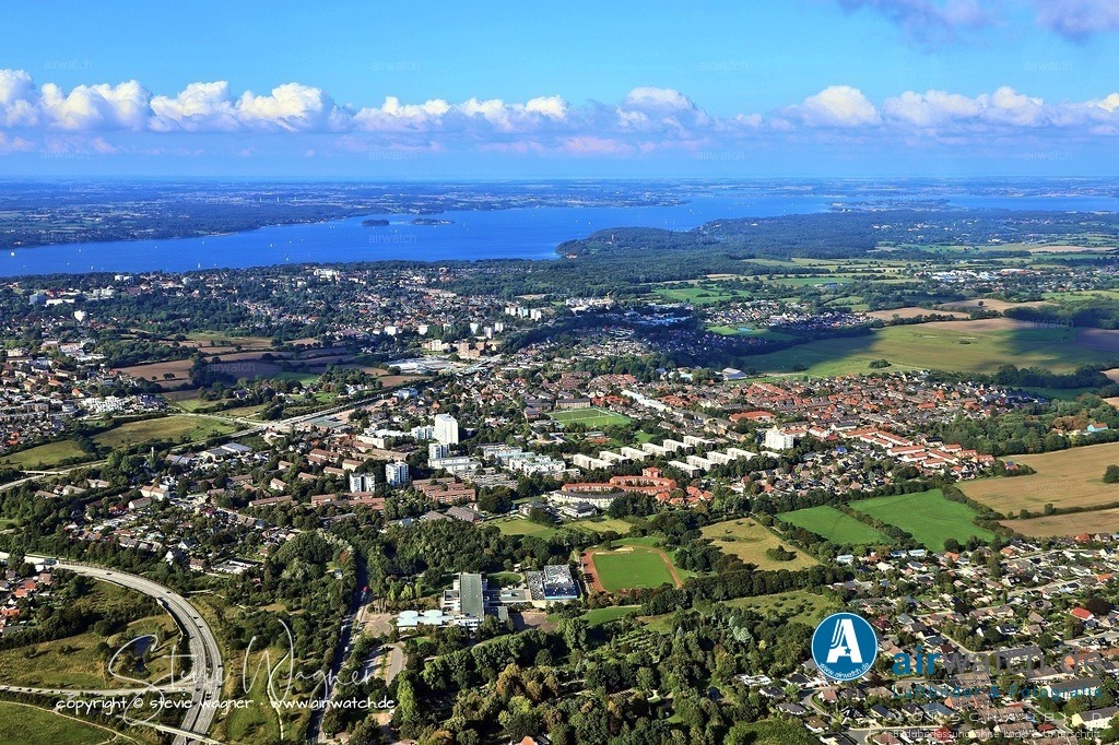 Luftbild Flensburg Musikerviertel - Das Musikerviertel ist ein Stadtgebiet in Flensburg-Engelsby | Das Musikerviertel ist ein Stadtgebiet in Flensburg-Engelsby, das im 20. Jahrhundert als Großwohnsiedlung entstand und einen großen Teil des Stadtteils Engelsby darstellt. Es liegt inmitten des Stadtteils Engelsby, wobei am westlichen Rand Engelsby-Süd, am östlichen Rand das Sternenviertel, Twedt, Trögelsby und der Vogelsang sowie im Süden der Stadtteil Tarup inklusive des Adelbyer Gebiets liegen. Die Bausubstanz besteht aus Geschosswohnungsbauten wie Zeilenbauten und Hochhäusern und entstand größtenteils zwischen 1961 und 1968. Die Straßen im Viertel wurden nach Komponisten benannt, wobei die ersten Straßen am 5. April 1961 ihren Namen erhielten, darunter Beethovenstraße, Brahmsstraße, Dietrich-Buxtehude-Straße, Franz-Schubert-Hof, Händelhof, Mozartstraße und Weberstraße.