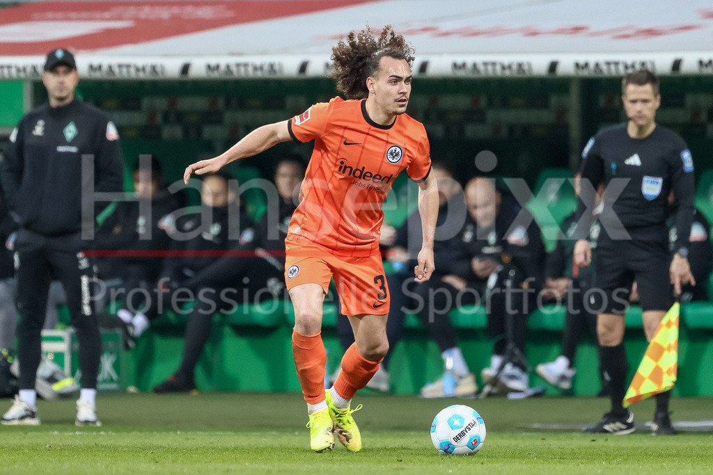 Fussball, Bundesliga, SV Werder Bremen - Eintracht Frankfurt | v.li.: Arthur Theate (Eintracht Frankfurt, 3) am Ball, Freisteller, Einzelbild, Ganzkörper, Aktion, Action, Spielszene, DIE DFL-RICHTLINIEN UNTERSAGEN JEGLICHE NUTZUNG VON FOTOS ALS SEQUENZBILDER UND/ODER VIDEOÄHNLICHE FOTOSTRECKEN. DFL REGULATIONS PROHIBIT ANY USE OF PHOTOGRAPHS AS IMAGE SEQUENCES AND/OR QUASI-VIDEO.