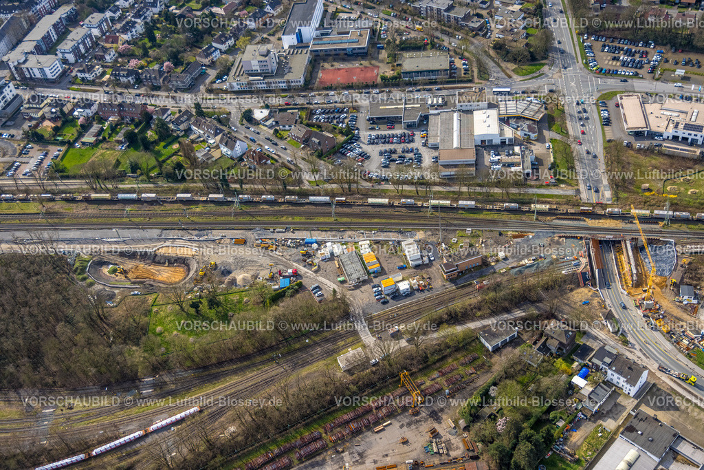 Dinslaken240308734 | Luftbild, Baustelle Bahnlinie mit Güterzug an der Brücke Willy Brandt Straße, Ausbau der Betuweroute und Betuwe-Linie Eisenbahnstrecke, Dinslaken, Nordrhein-Westfalen, Deutschland