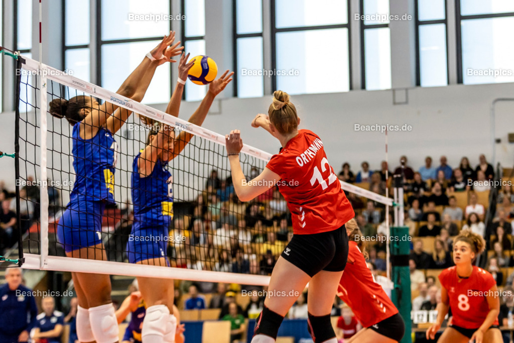 2022-00063272-Testspiel-Deutschland-Brasilien | Angriff Camilla WEITZEL #21 (Mittelblock) GER, 17.09.2022; Berlin Foto: Gerold Rebsch - www.beachpics.de
