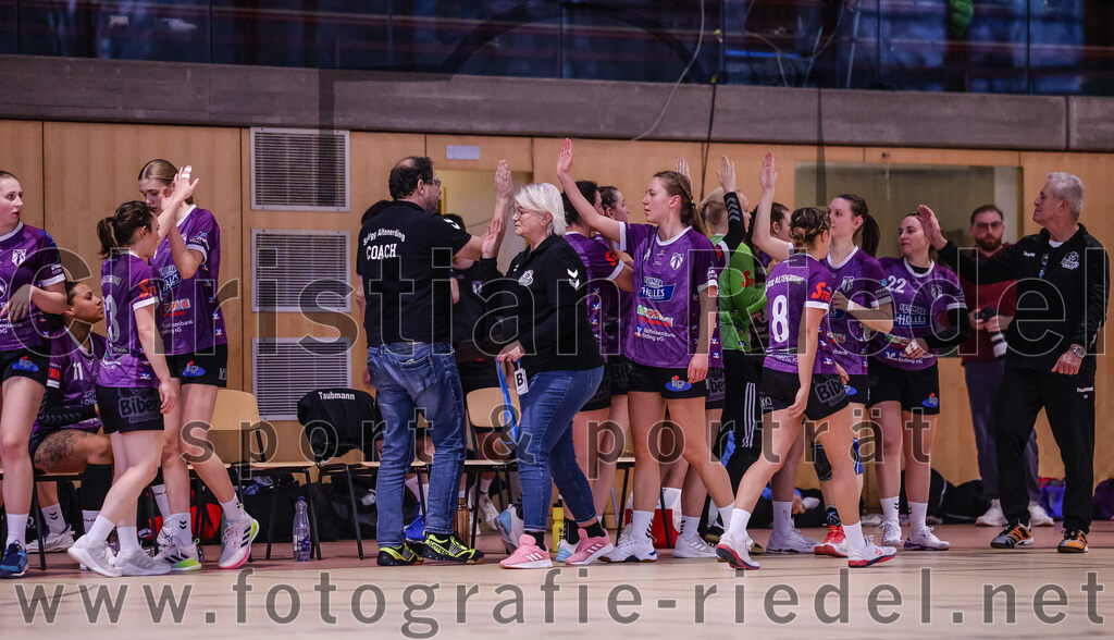 2024-12-14_135_SpVgg_Altenerding_gegen_SVA_Palzing | Erding, Deutschland, 14.12.2024:Handball, Bezirksoberliga Frauen Altbayern 2024 / 2024, 9. Spieltag, SpVgg Altenerding gegen SVA Palzing, Endergebnis: 20:30Katharina Künstner (SpVgg Altenerding, #23), Trainer Christiane Kleine (SpVgg Altenerding), Sophie Lößl (SpVgg Altenerding, #14), Lena Prem (SpVgg Altenerding, #8)Foto: Christian Riedel / fotografie-riedel.net