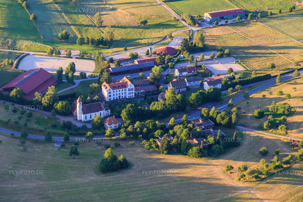 Luftbild: Reitanlage Heiligenbronn des R. C. Heiligenbronn e.V. bei der Wallfahrtskirche Heiligenbronn im Ortsteil Salzstetten in Waldachtal im Bundesland Baden-Württemberg in Deutschland. – Foto: IMG_149049.jpg vom 28.06.2025 durch Werner Riehm/FLY-FOTO.de – Auflösung des Originals: 5472 x 3648 px – www.reitclub-heiligenbronn.de