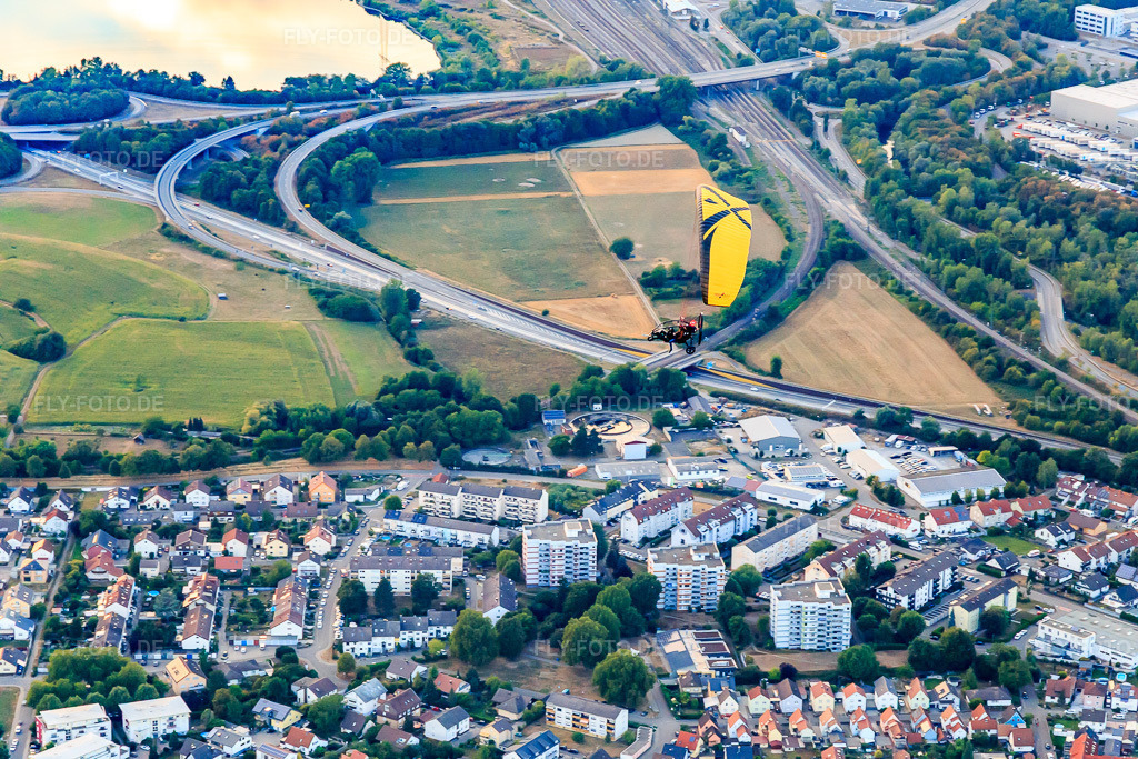 Luftbild: Pfortzer Straße im Ortsteil Maximiliansau in Wörth im Bundesland Rheinland-Pfalz in Deutschland.Foto: IMG_134082.jpg vom 21.08.2022 durch Werner Riehm/FLY-FOTO.deAuflösung des Originals: 5472 x 3648 px