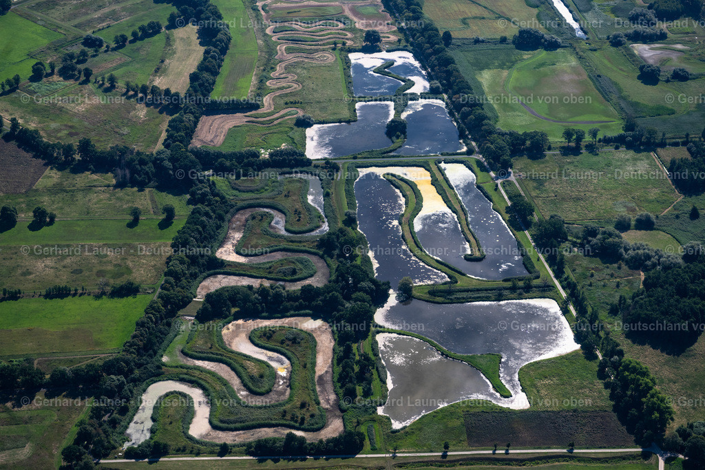 4035120 | BRAUNSCHWEIG 31.07.2020 Tümpel und Morast- Wasseroberfläche in einer Teichlandschaft "Braunschweiger Rieselfelder" entlang des Kohligraben im Ortsteil Lehndorf-Watenbüttel in Braunschweig im Bundesland Niedersachsen, Deutschland. // Ponds and Morast- water surface in a pond landscape "Braunschweiger Rieselfelder" in the district Lehndorf-Watenbuettel in Brunswick in the state Lower Saxony, Germany. Foto: Gerhard Launer