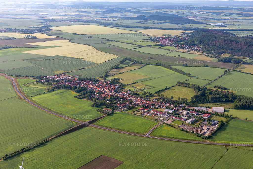 Luftbild: Ortsansicht der Straßen und Häuser der Wohngebiete in Tüttleben im Bundesland Thüringen in Deutschland. Foto: IMG_007658.jpg vom 15.06.2021 durch Werner Riehm/FLY-FOTO.de