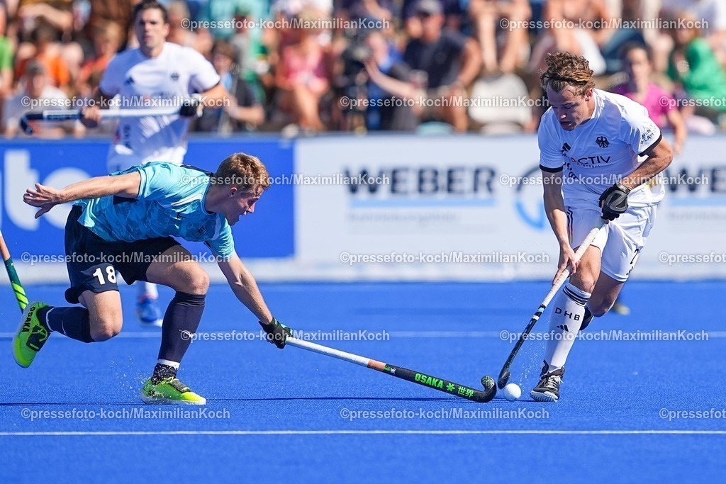 xydrx10082503012 | 10.08.2025, xydrx, Herren EuroHockey Championship 2025, Gruppenphase, Gruppe B, England - Deutschland, Sparkassenpark Mönchengladbach: Timothy Nurse (Englische Feldhockey Nationalmannschaft #18) im Zweikampf gegen Michel Struthoff (Deutsche Feldhockey Nationalmannschaft #21)