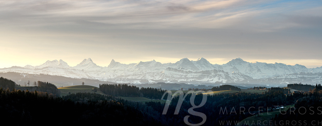 panoramic view of the Bernese Alps and the hills of Emmental Valley in front | Die ideale Geschenkidee für Naturliebhaber. Naturbilder von Marcel Gross Photography für ihr Zuhause in den verschiedensten Formaten und Materialien. - Realisiert mit Pictrs.com
