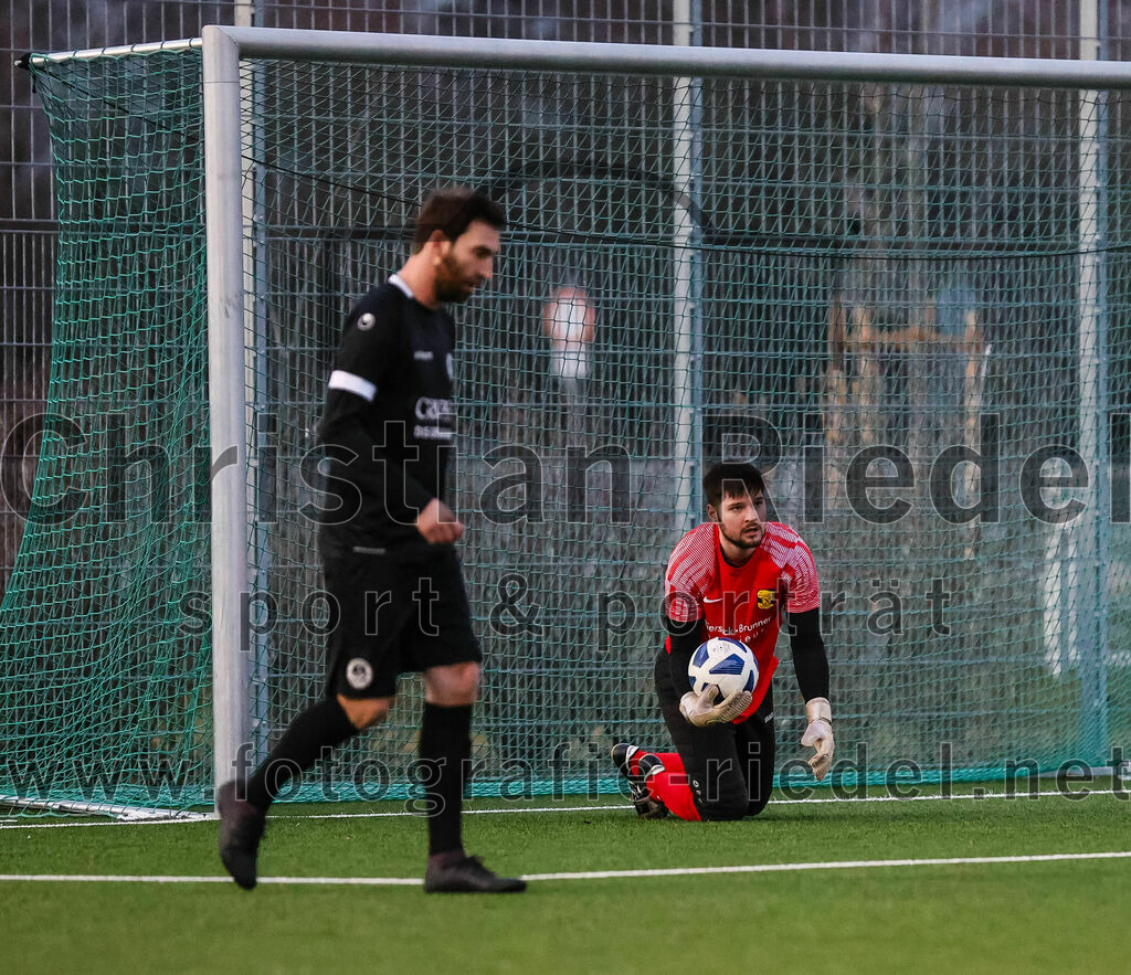 2024-02-17_031_FC_Herzogstadt_gegen_FC_Moosinning_II | Erding, Deutschland, 17.02.2024:
Fußball, Kreisklasse 2023 / 2024, Testspiel, FC Herzogstadt gegen FC Moosinning II, Endergebnis: 2:2

Thomas Greckl (FC Herzogstadt, #30), Torwart Tobias Pfanzelt (FC Moosinning, #1)

Foto: Christian Riedel / fotografie-riedel.net