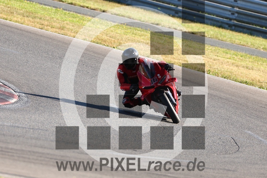 0016-20260711_01983 | Schöne Erinnerungen an spannende Momente - das festzuhalten ist unser Job. PIXELrace.de ist seit 2003 auf den Rennstrecken Europas unterwegs um die Action draußen beim Fahren und die wunderbare Stimmung imm Fahrerlager für euch einzufangen.
