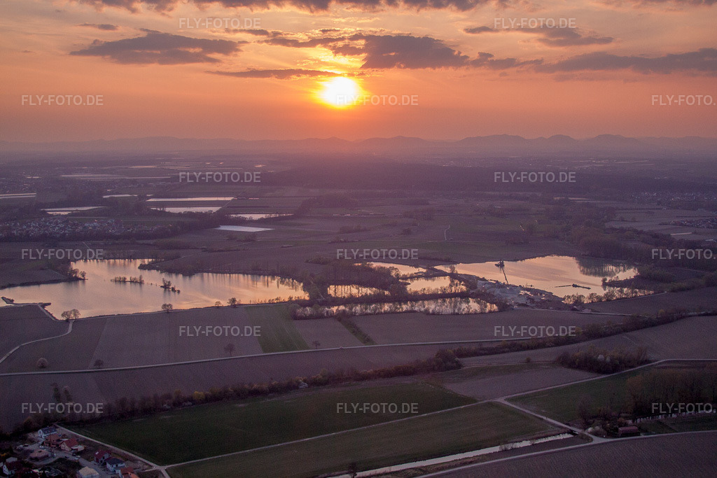 Luftbild: Sonnenuntergang über der Landschaft mit See färbt den Himmel orange lila in Neupotz im Bundesland Rheinland-Pfalz in Deutschland. Foto: IMG_63557.jpg vom 28.03.2014 durch Werner Riehm/FLY-FOTO.de