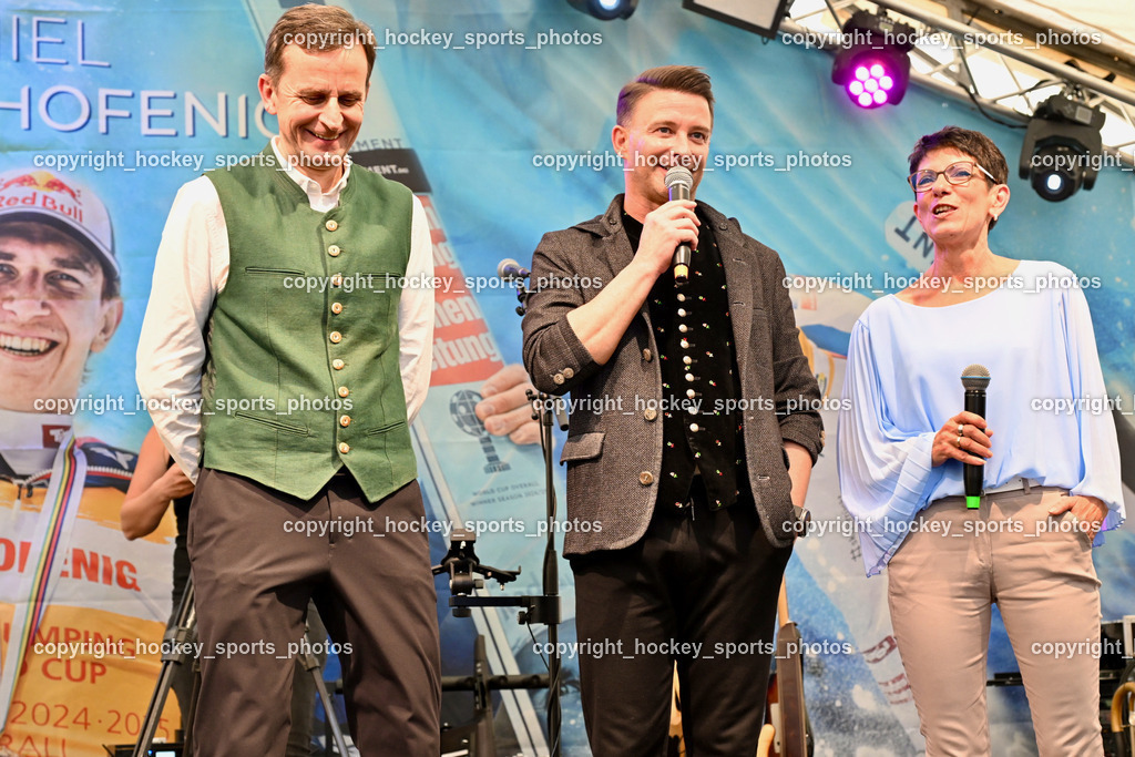 Empfang Daniel Tschofenig | Mama Monika Tschofenig, Moderator Marco Ventre, Papa Gerhard Tschofenig, Empfang Daniel Tschofenig, Empfang Daniel Tschofenig am 10.05.2025 in Hohenthurn (Mehrzweckhaus Hohenthuurn), Austria, (Photo by Bernd Stefan)