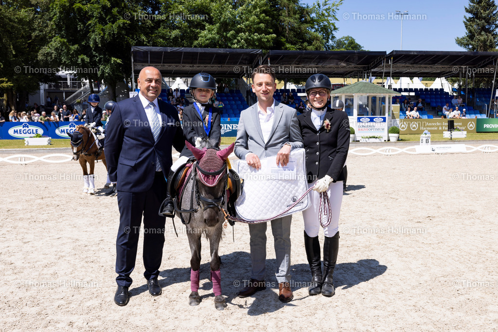 TH_652-OSTERMANN Annegret (GER)_ Xenia 81_19394 | Longines Balve Optimum 2024 am 08.06.24 in Balve, Schloss Wocklum, Thomas Hellmann, 652OSTERMANN Annegret (GER), Xenia 81