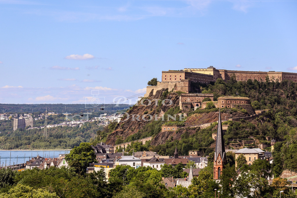 Koblenz-0614 | Die Festung Koblenz, zu der die Festung Ehrenbreitstein gehört, ist eine der größten Festungsanlagen in Europa. Koblenz ist die Stadt am Zusammenfluss von Rhein und Mosel. Am Deutschen Eck treffen die beiden großen Flüße aufeinander. Koblenz hat eine sehenswerte Altstadt. Es gibt viel Historisches und Modernes zu entdecken. Die Festung Koblenz, zu der die Festung Ehrenbreitstein gehört, ist eine der größten Festungsanlagen in Europa. - Realisiert mit Pictrs.com
