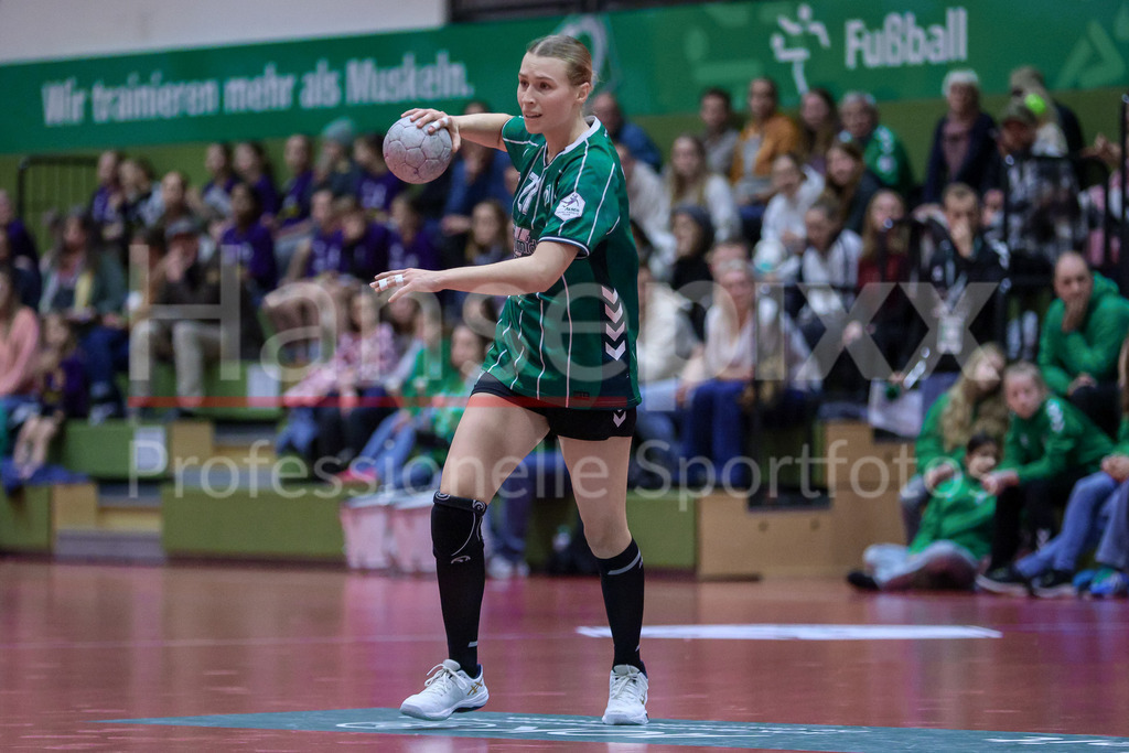 Handball, 2. Bundesliga Frauen, SV Werder Bremen - TuS Lintfort | Emma Ruwe (SV Werder Bremen, 27) Freisteller am Ball, Einzelfoto, Spielszene, Aktion, Action