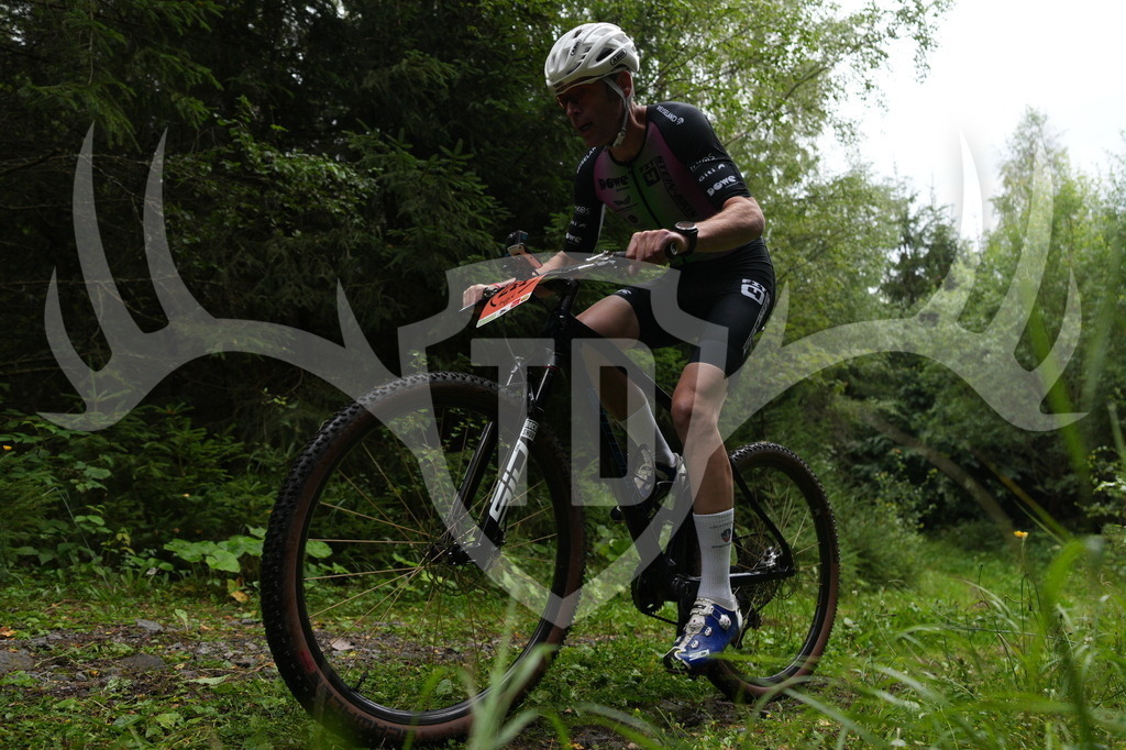 A6703381 | Fotogalerie der Treibjagd im Dunkelwald - Dein MTB Etappenrennen im Erzgebirge - Realisiert mit Pictrs.com