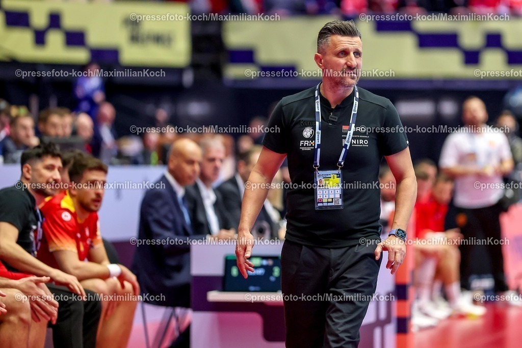 EHF20012601010 | 20.01.2026, Handball, Men's EHF EURO 2026, Nordmazedonien - Rumänien, Jyske Bank Boxen in Herning, Dänemark, Preliminary Round:  Headcoach George Ionut Buricea (Romania #hc) gestikulierend am Spielfeldrand  