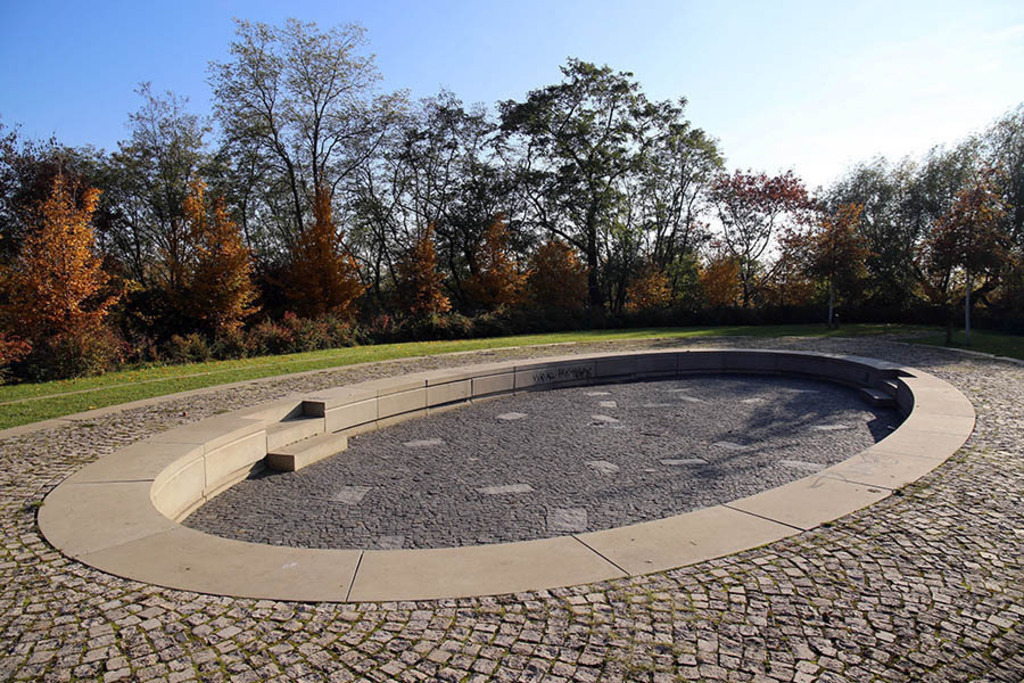 Foto: Leipzig - Etzoldsche Sandgrube - Park und Gedenkort | Das Team hinter BILDLEXIKON LEIPZIG bündelt historische wie aktuelle Informationen über die Stadt Leipzig in Text und Bild auf einer Plattform und stellt diese der interessierten Öffentlichkeit zur Verfügung.