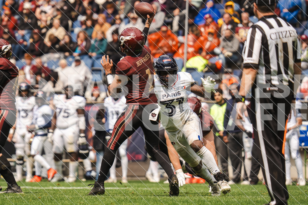 GER Rhein Fire vs. Paris Musketeers, Football, European League of Football, Spieltag 4, Saison 2025, 08.06.2025 | GER Rhein Fire vs. Paris Musketeers, Football, European League of Football, Spieltag 4, Saison 2025, 08.06.2025Foto: Fabian Friese - Realisiert mit Pictrs.com