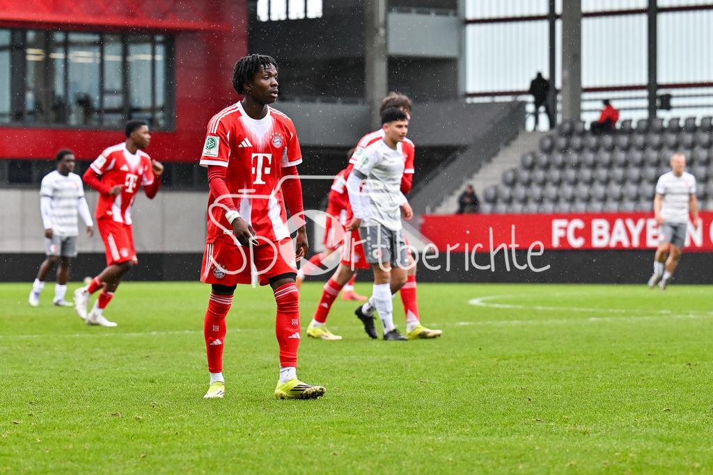 FC Bayern München - Berliner Athletik Klub | MUNICH, GERMANY - 21. FEBRUARY: im Bild Oluwaseyi WILSON (FC Bayern München U19 15) während dem Spiel zwischen der U19 des FC Bayern München und der U19 des Berliner Athletik Klubs am 3. Spieltag der DFB-U19 Nachwuchsliga am FC Bayern Campus