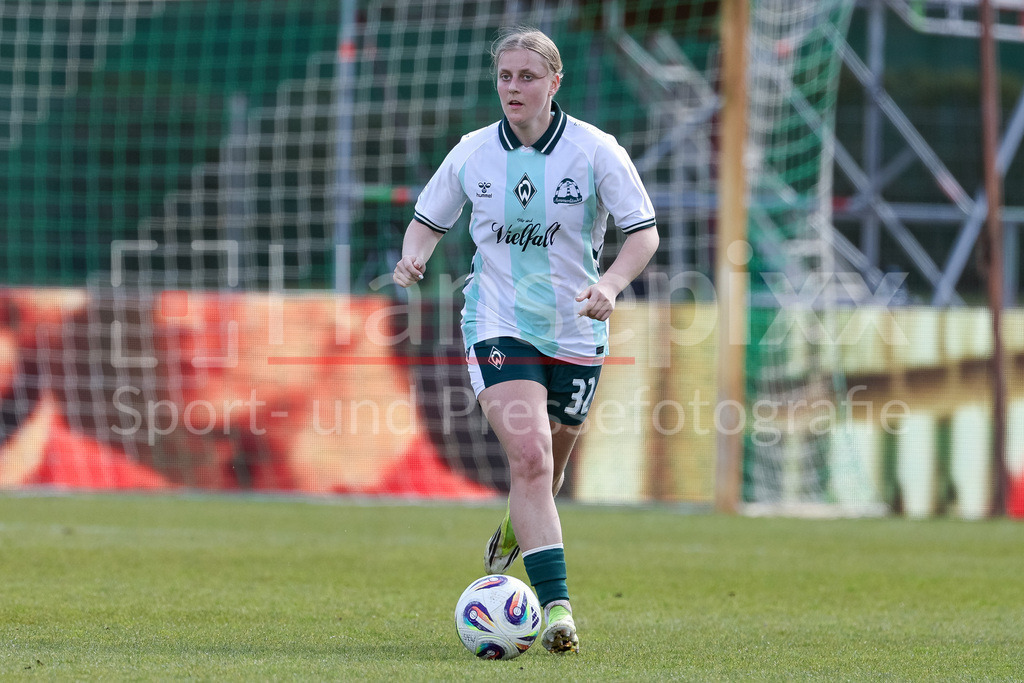 Fussball, Google Pixel Frauen-Bundesliga, SV Werder Bremen - SGS Essen | Sarah Gutmann (SV Werder Bremen, 32) am Ball, Freisteller, Einzelbild, Ganzkörper, Aktion, Action, Spielszene, DIE DFB-RICHTLINIEN UNTERSAGEN JEGLICHE NUTZUNG VON FOTOS ALS SEQUENZBILDER UND/ODER VIDEOÄHNLICHE FOTOSTRECKEN. DFB REGULATIONS PROHIBIT ANY USE OF PHOTOGRAPHS AS IMAGE SEQUENCES AND/OR QUASI-VIDEO.